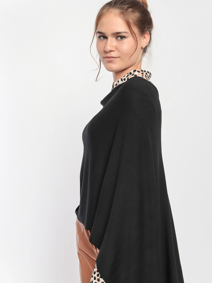 Пончо тонкой вязки с кисточками